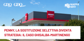 PENNY, la sostituzione selettiva diventa strategia: il caso Ghisalba-Martinengo Penny store exterior with blue sky and GDO logos; Italian headline banner reads: 'Penny, la sostituzione selettiva diventa strategia: il caso Ghisalba-Martinengo'.