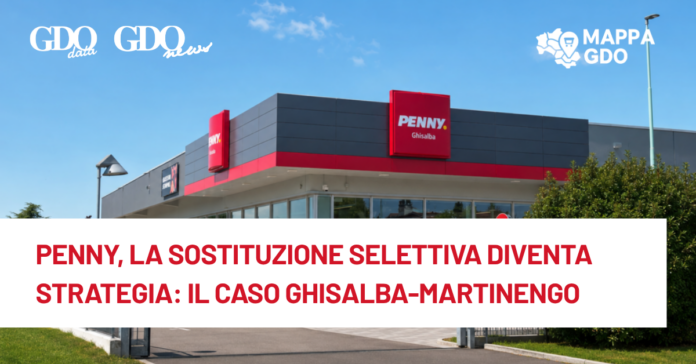 PENNY, la sostituzione selettiva diventa strategia: il caso Ghisalba-Martinengo Penny store exterior with blue sky and GDO logos; Italian headline banner reads: 'Penny, la sostituzione selettiva diventa strategia: il caso Ghisalba-Martinengo'.