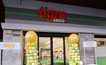 Gruppo Gabrielli rafforza la presenza a Roma con il format Tigre Amico Storefront of Tigre Amico supermarket with yellow/green balloon columns framing the entrance.