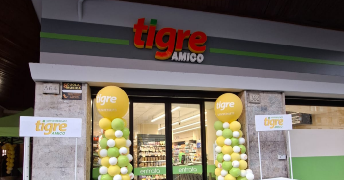 TIGRE-AMICO-ROMA Storefront of Tigre Amico supermarket with yellow/green balloon columns framing the entrance.