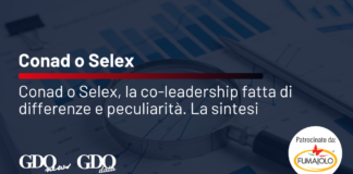 Conad o Selex, la co-leadership fatta di differenze e peculiarità. La sintesi Banner for an article about Conad o Selex co-leadership, with charts and a magnifying glass in the background and sponsor logos displayed.