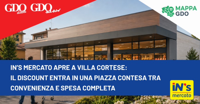 il discount entra in una piazza contesa tra convenienza e spesa completa Modern supermarket exterior with a bold blue news banner across the front reading: