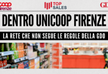 Dentro Unicoop Firenze: la rete che non segue le regole della GDO Banner announcing Unicoop Firenze with bold headline and subheading about not following GDO rules; shows a blurred supermarket aisle photo and logos top left/right and center-left.