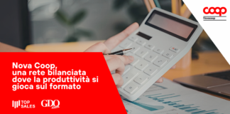 Nova Coop, una rete bilanciata dove la produttività si gioca sul formato 'Nova Coop, una rete bilanciata dove la produttività si gioca sul formato' scritto in bianco su sfondo rosso, con grafica a triangolo e loghi Top Sales e GDO Data.