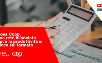 'Nova Coop, una rete bilanciata dove la produttività si gioca sul formato' scritto in bianco su sfondo rosso, con grafica a triangolo e loghi Top Sales e GDO Data.