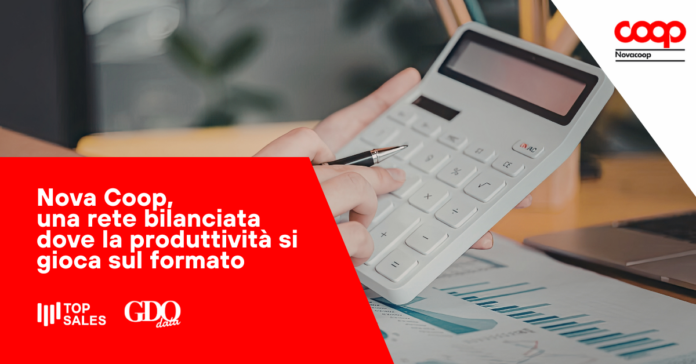 1200x628_superconveniente-mappa-gdo (1) 'Nova Coop, una rete bilanciata dove la produttività si gioca sul formato' scritto in bianco su sfondo rosso, con grafica a triangolo e loghi Top Sales e GDO Data.