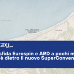 Arena sfida Eurospin e ARD a pochi metri: cosa c’è dietro il nuovo SuperConveniente Map background with coastline and a blue news banner reading: 'Arena sfida Eurospin e ARD a pochi metri: cosa c’è dietro il nuovo SuperConveniente' and logos in the corner.