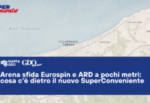 Arena sfida Eurospin e ARD a pochi metri: cosa c’è dietro il nuovo SuperConveniente Map background with coastline and a blue news banner reading: 'Arena sfida Eurospin e ARD a pochi metri: cosa c’è dietro il nuovo SuperConveniente' and logos in the corner.