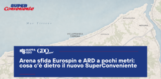 Arena sfida Eurospin e ARD a pochi metri: cosa c’è dietro il nuovo SuperConveniente Map background with coastline and a blue news banner reading: 'Arena sfida Eurospin e ARD a pochi metri: cosa c’è dietro il nuovo SuperConveniente' and logos in the corner.