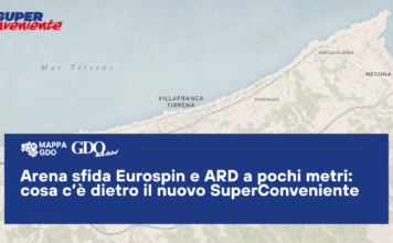 Map background with coastline and a blue news banner reading: 'Arena sfida Eurospin e ARD a pochi metri: cosa c’è dietro il nuovo SuperConveniente' and logos in the corner.