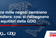 Oltre mille negozi cambiano bandiera: così si ridisegnano gli equilibri della GDO Italy map with glowing network lines and a bold Italian headline about changes in GDO balances; ARNEG sponsorship bar at bottom right.