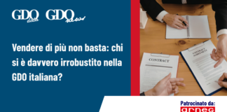 Vendere di più non basta: chi si è davvero irrobustito nella GDO italiana? Banner image for an article: Italian GDO growth discussion, with hands signing contracts on a table and sponsor Arneg.