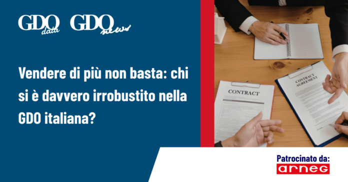 1200x628_Vendere di più non basta chi si è davvero irrobustito nella GDO italiana Banner image for an article: Italian GDO growth discussion, with hands signing contracts on a table and sponsor Arneg.